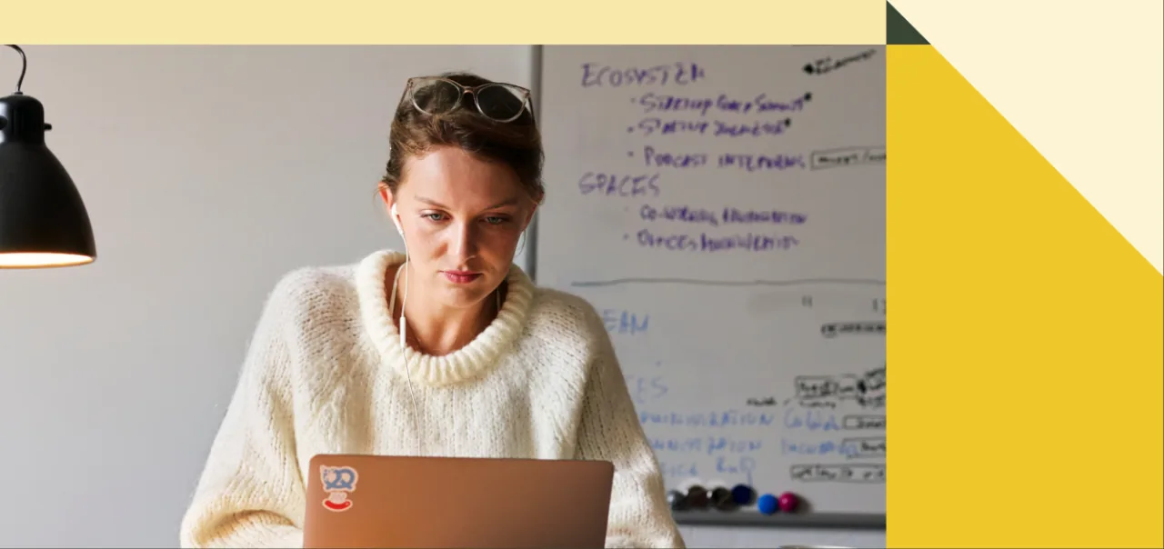 Une responsable marketing travaille sur son ordinateur portable dans un bureau de start-up